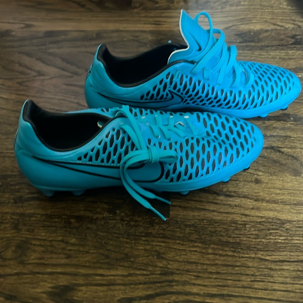 Nike soccer cleats. Size 7.